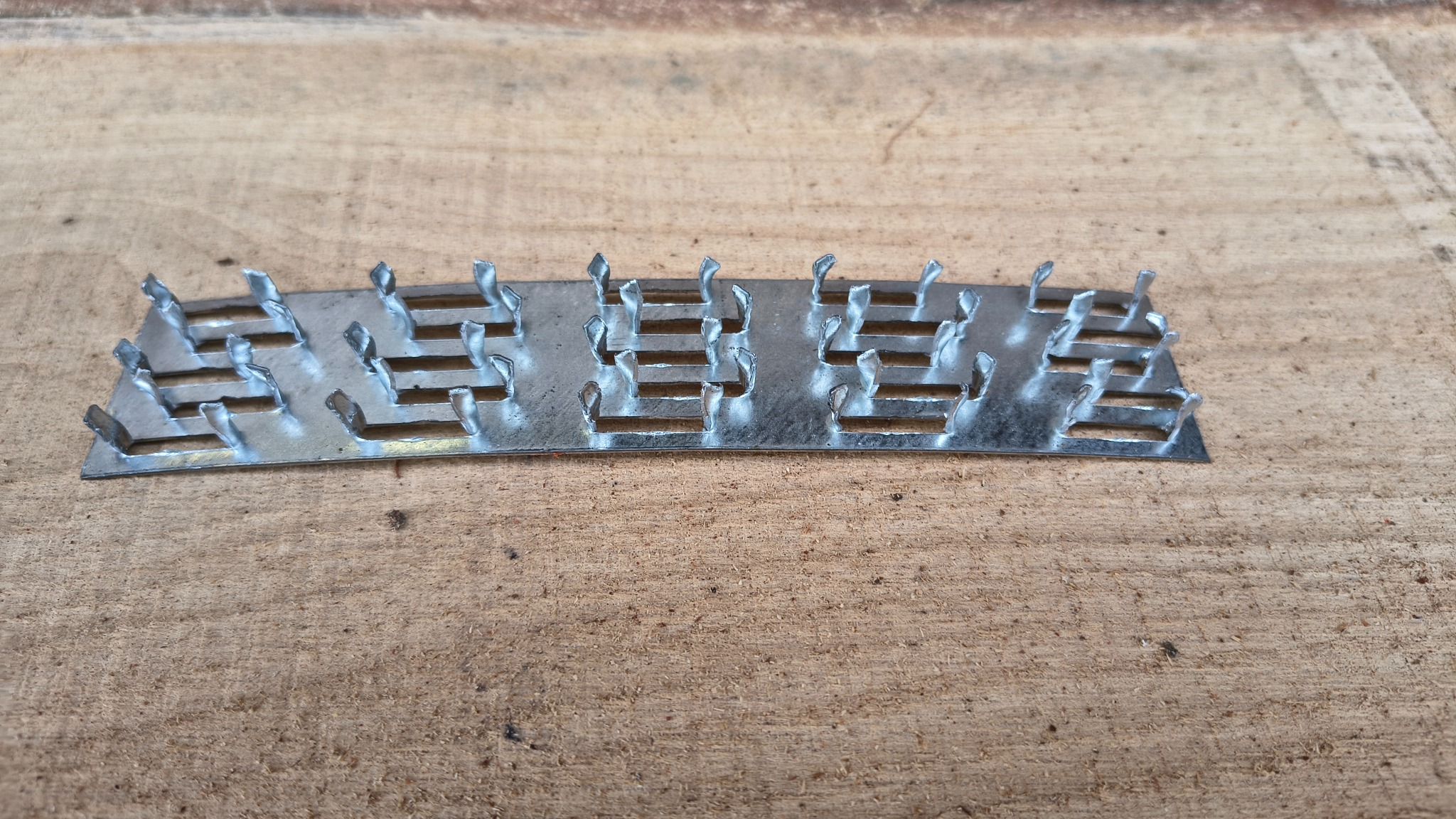 Taśma brakarska 0,9×35×175 mm – lżejsza płytka kolczasta ocynk do czół drewna